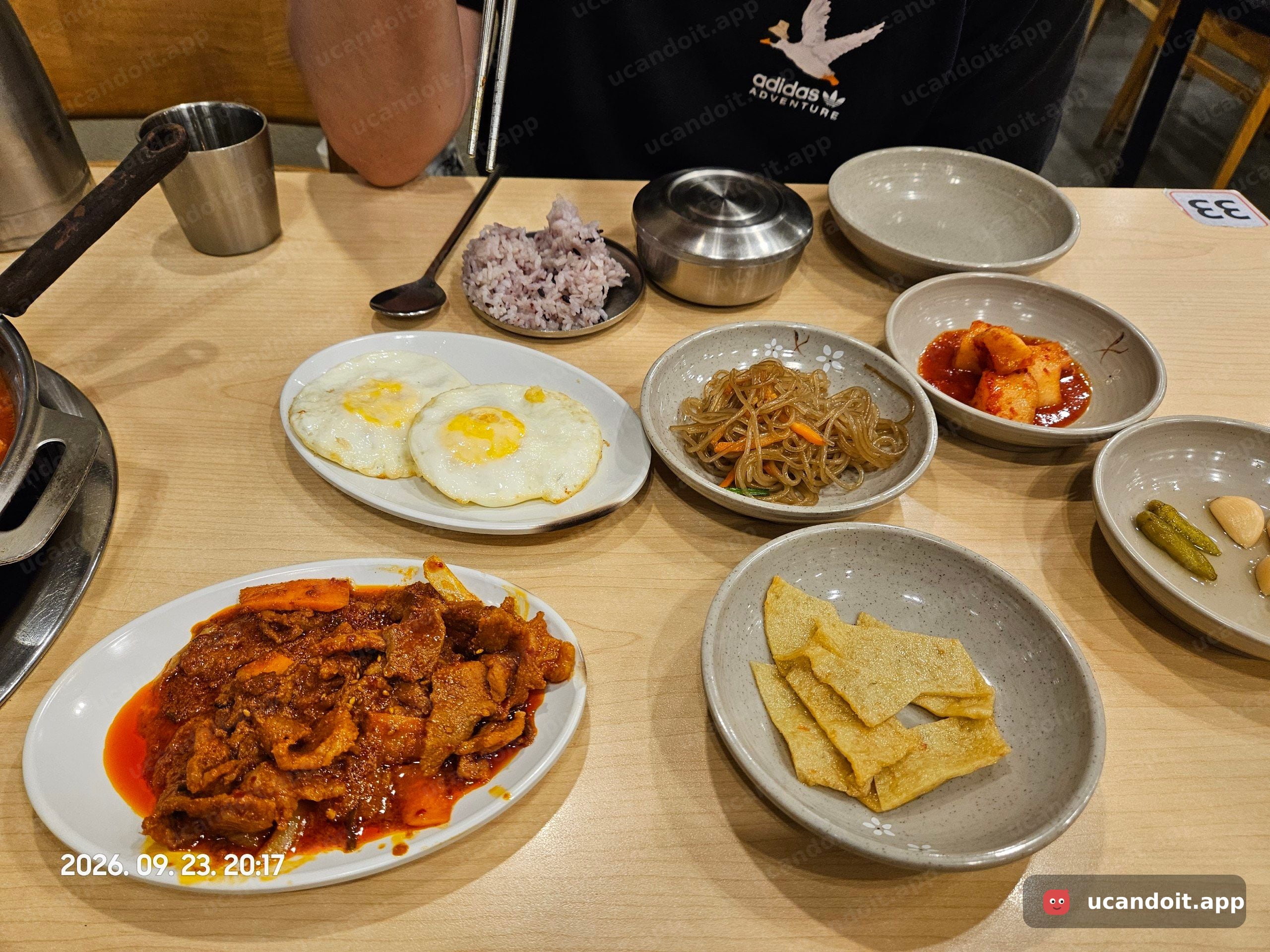 제육볶음에 계란후라이, 잡채와 깍두기까지 한 상에 같이 나왔어요.