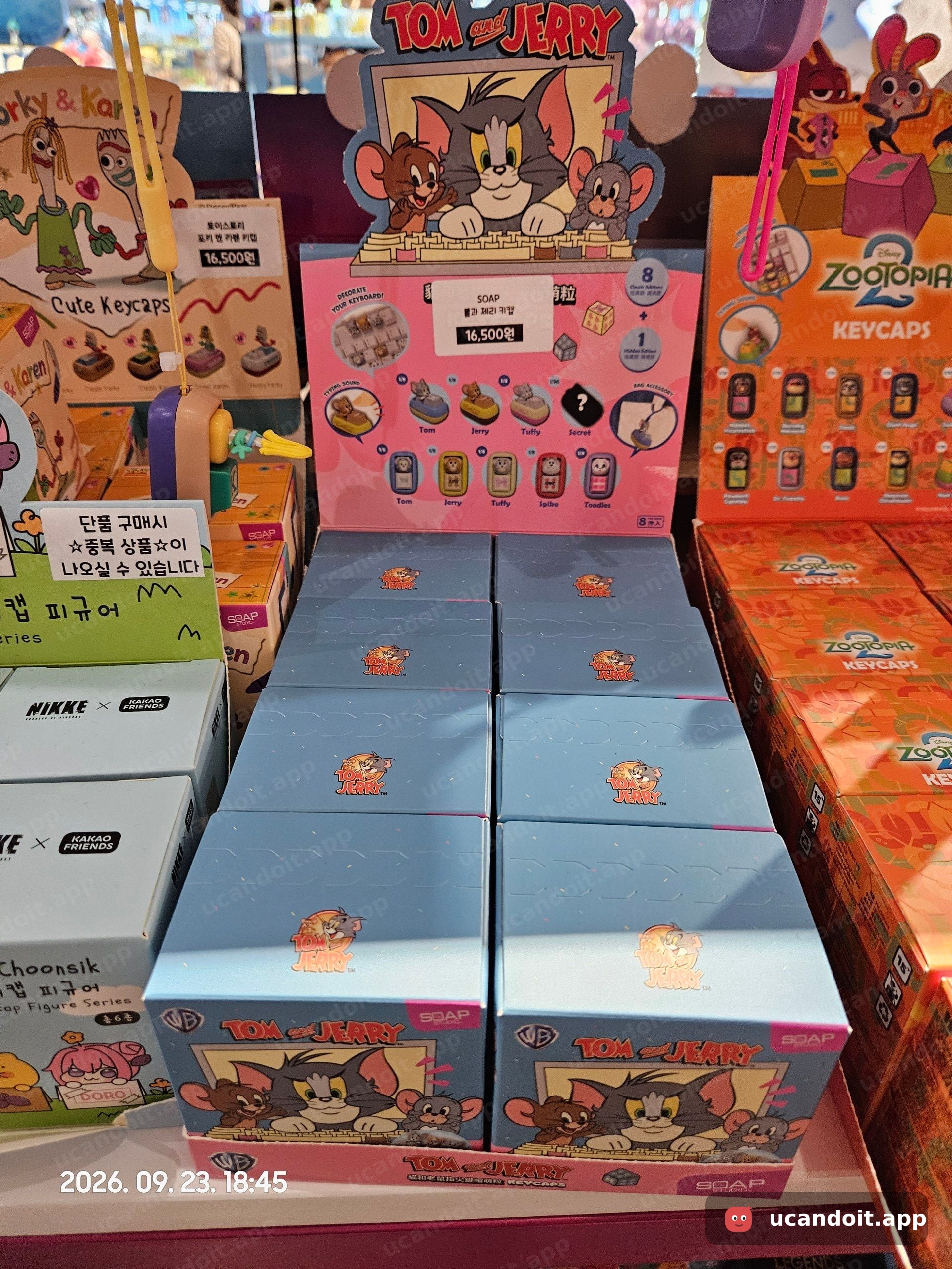 이 매장의 톰과 제리 키캡은 16,500원이었어요.
다른 매장에서 찍은 가격표와 비교해 보세요!