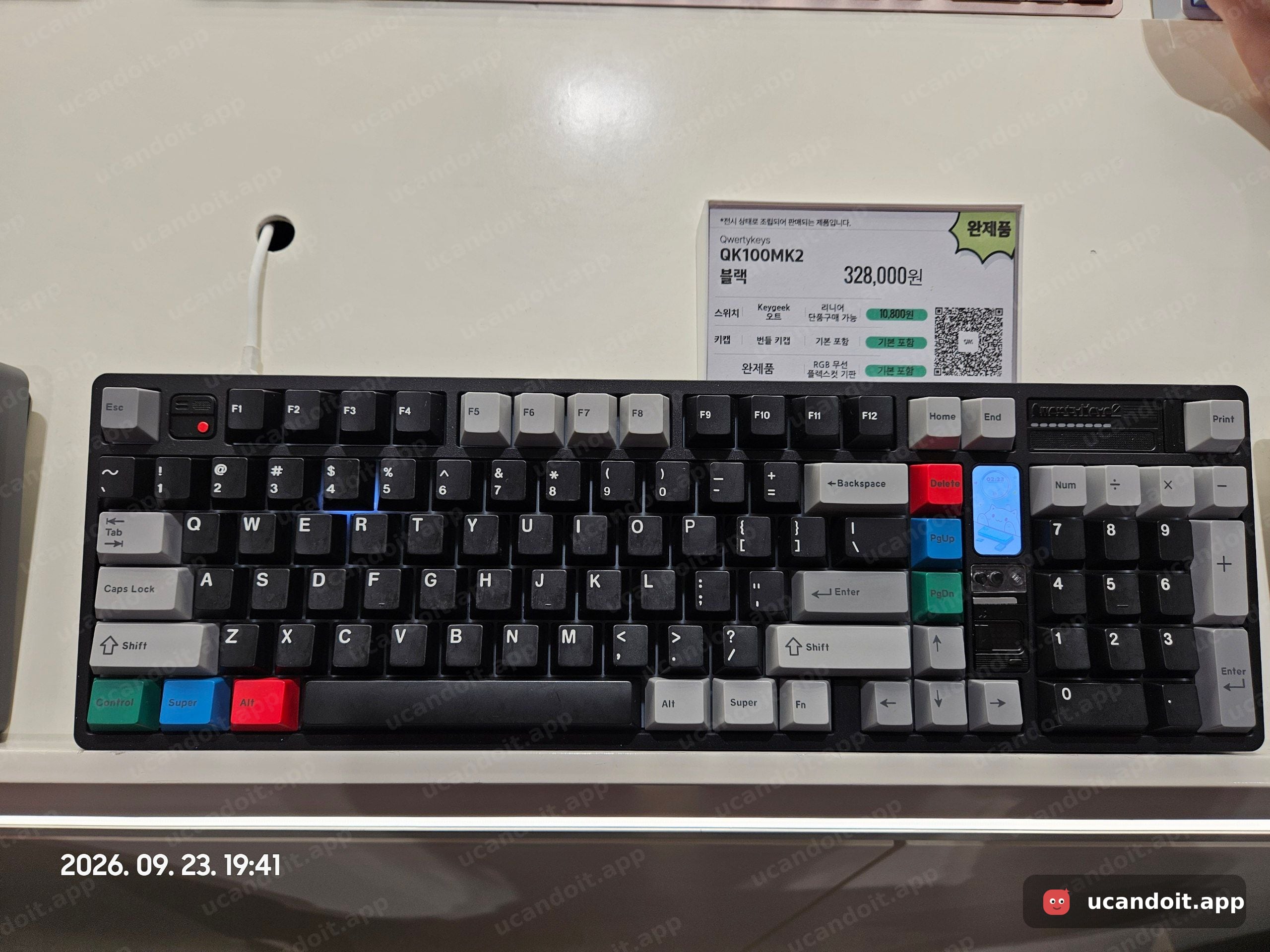 QK100MK2 블랙도 눌러보고 키감이 마음에 들었어요!
숫자 키패드가 있는 완제품으로, 표시 가격은 328,000원이었어요.